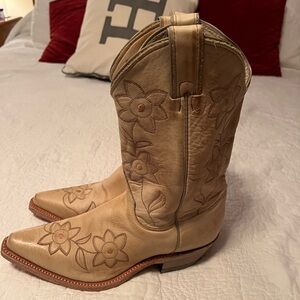 Women’s cowboy boots by Justin. Size 9. All leather. Worn once.